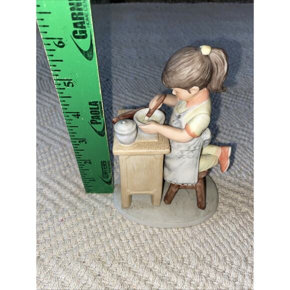 Vintage FRANCES HOOK Little Girl Figure Baking Mother's Helper A Childs World - Picture 9 of 10